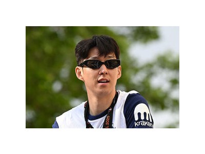 손흥민 동상 세우자 토트넘 팬들 열성