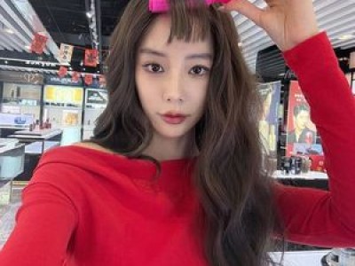 클라라 긴머리로 화보 촬영 중인 듯